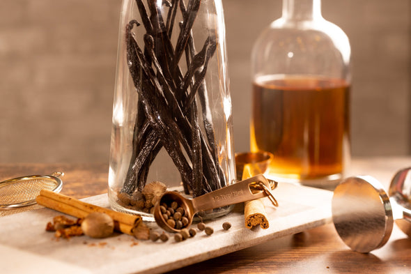 The Art of Extract Making: A Kitchen Guide to Making Vanilla and Other Extracts at Home (Retail)